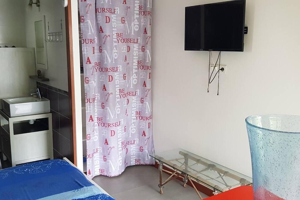 Studio avec jardin, lit king size, 800 m plage Le Diamant Extérieur photo